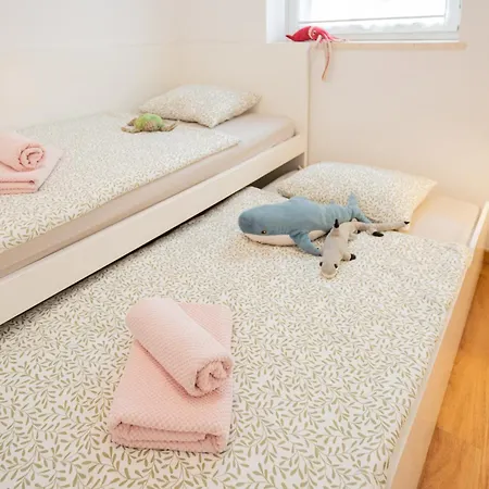 Apartma Alba With Garden