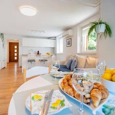 Apartma Alba With Garden *